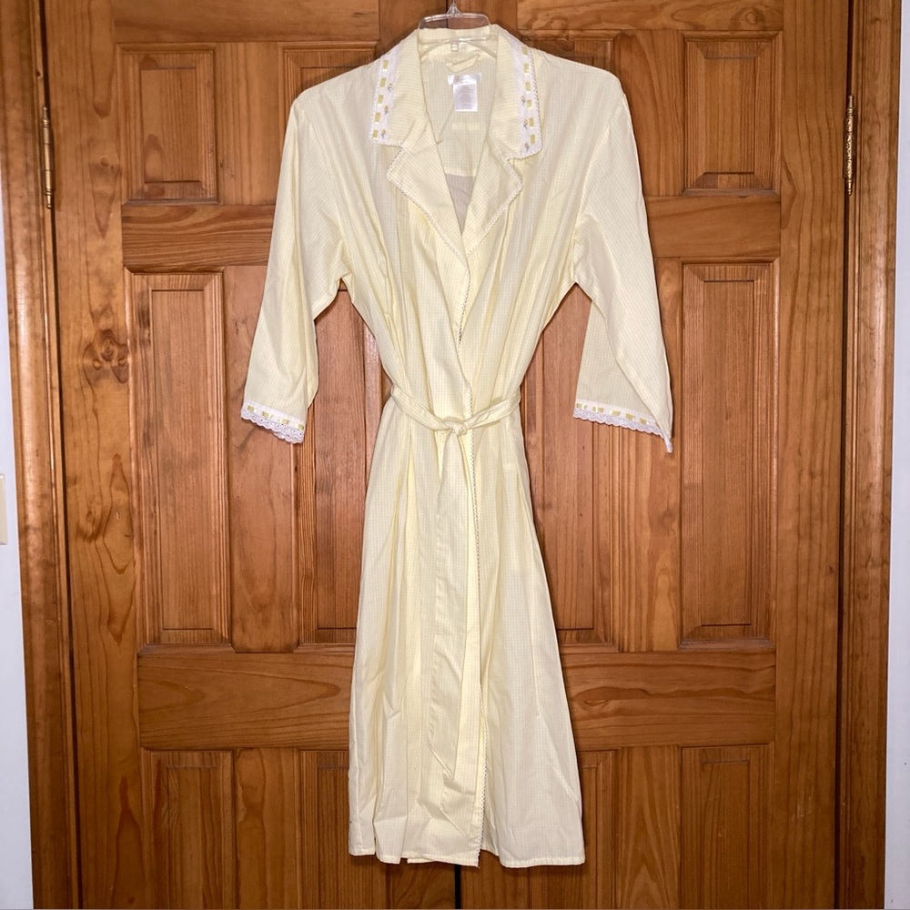 NWOT Vintage Secret Treasures Robe Size M 8/10